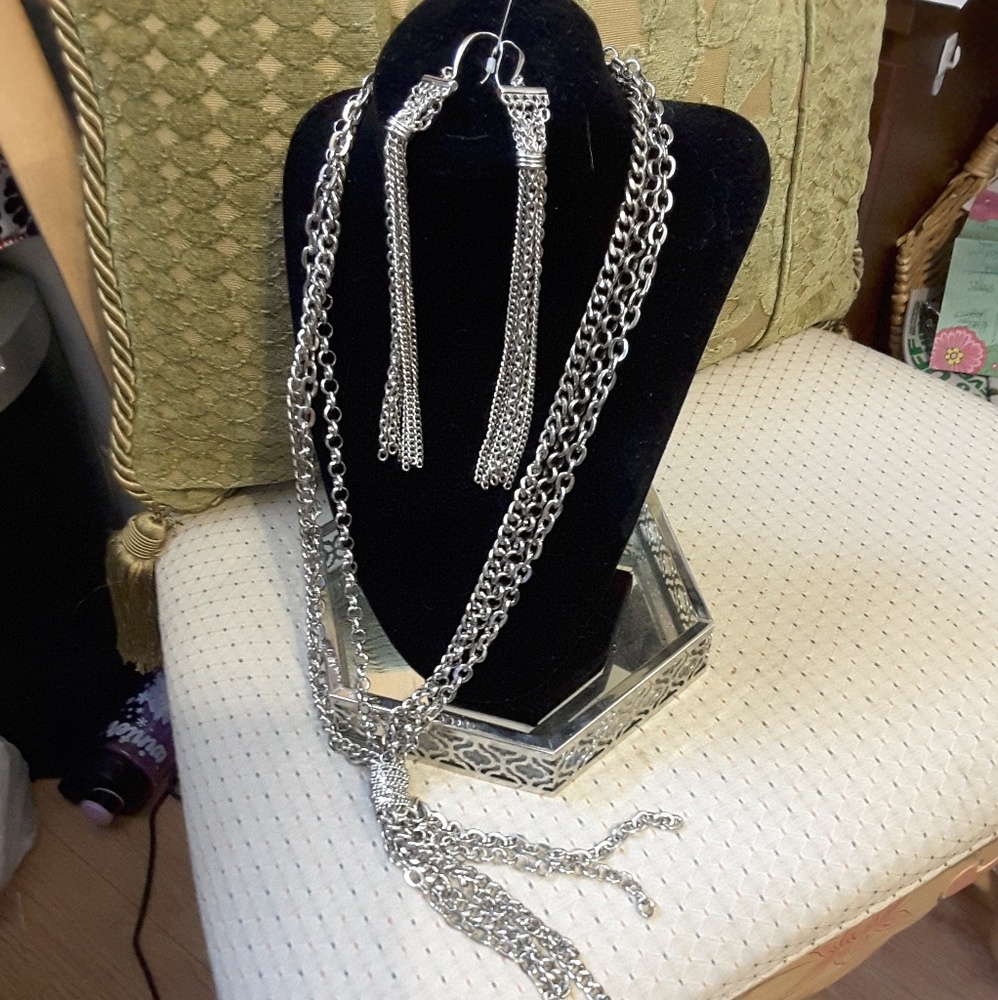 Necklace and earring set